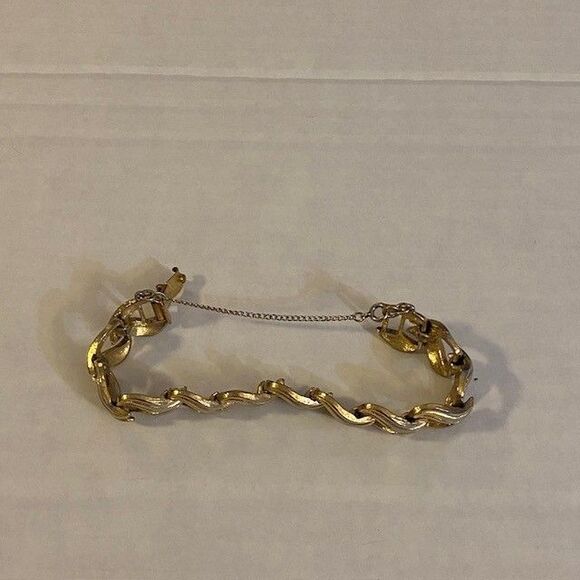 Vintage Monet Signed Gold Tone Chunky Chain Link Bracelet - Picture 3 of 5